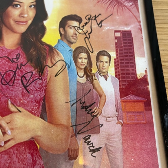 Framed “Jane the Virgin” Cast Photo Signed Gina Rodriguez & Cast TV Memorabilia - Picture 5 of 7